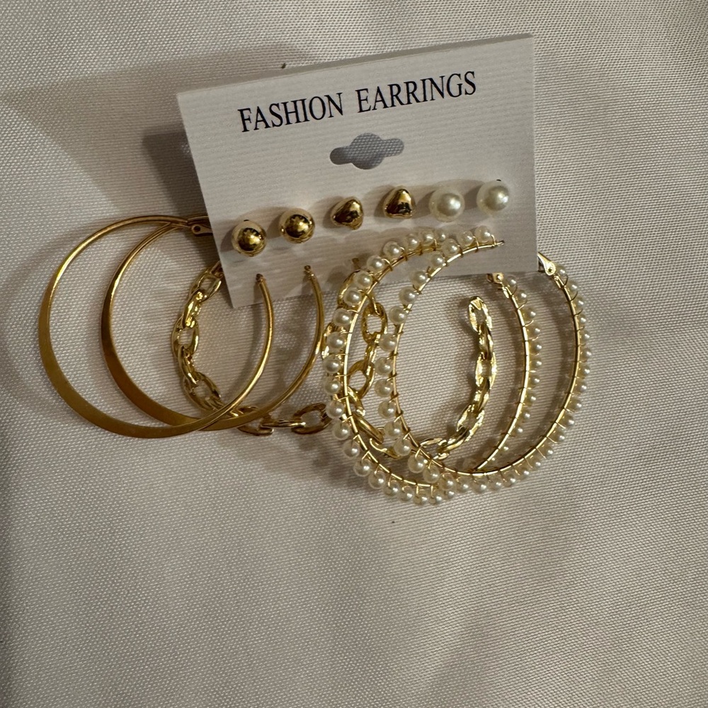 Women’s Fashion Earrings-NWOT-Gold and Pearl